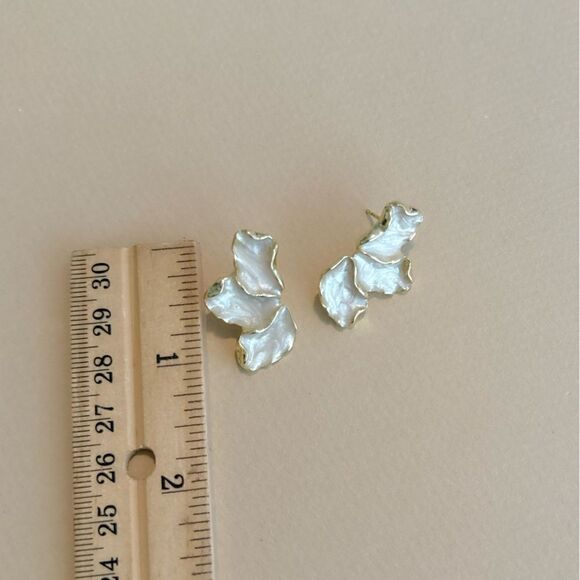 White flower earrings N1081 - Picture 3 of 3